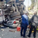 Un tráiler cae de un puente y aplasta varios coches en una vía de México