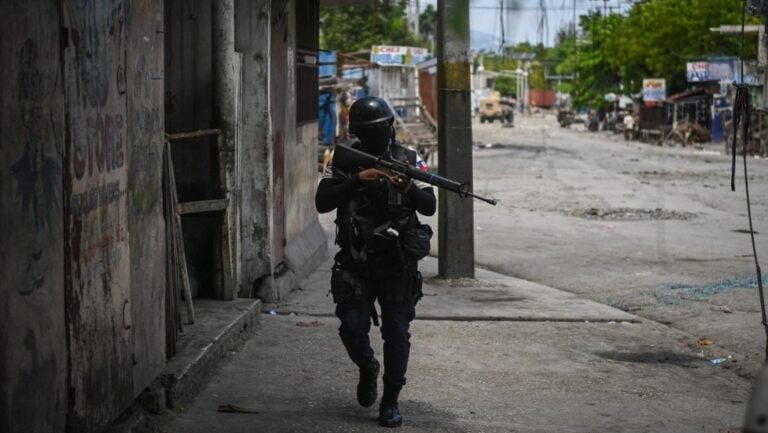 Una banda armada irrumpe en hospital de Haití y toma como rehenes a cientos de mujeres y niños