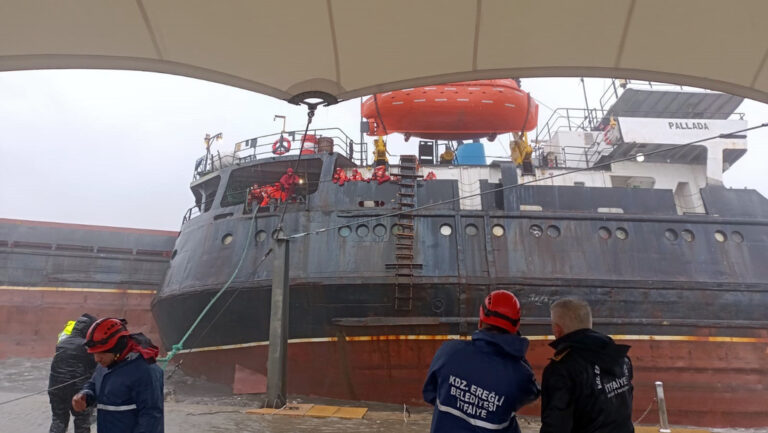 Una tormenta parte en dos un barco frente a las costas de Turquía (VIDEOS)