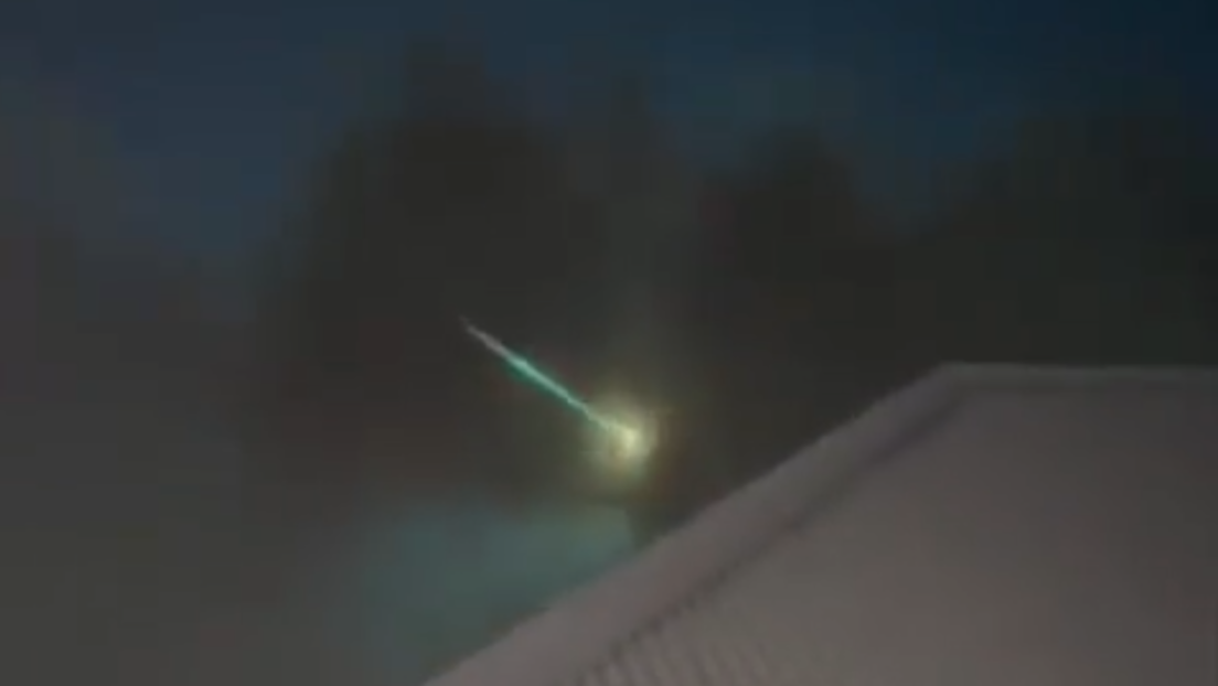VIDEO: Filma un incendio forestal y termina captando un meteorito en el cielo nocturno