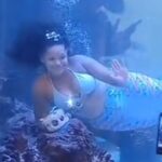 VIDEO: Mujer disfrazada de sirena casi se ahoga durante un espectáculo en un acuario