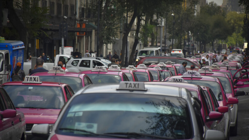 Taxista cobra 1.000 dólares a una modelo colombiana en la Ciudad de México