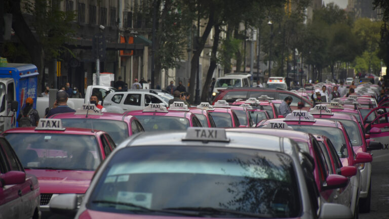 Taxista cobra 1.000 dólares a una modelo colombiana en la Ciudad de México