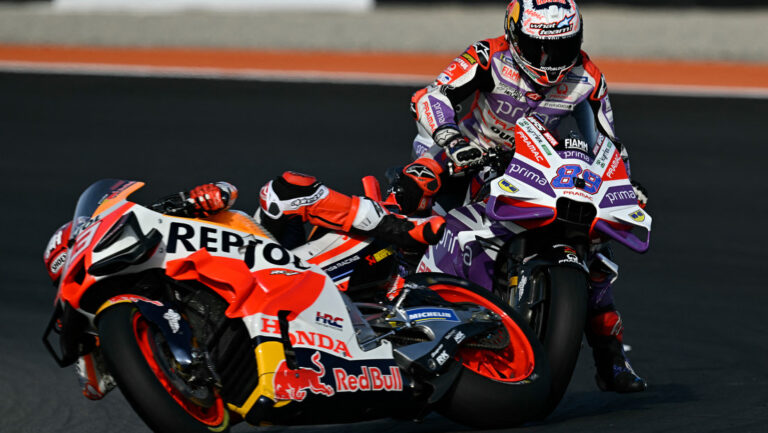 VIDEO: Vuela por los aires tras ser rozado y define el título del campeonato MotoGP