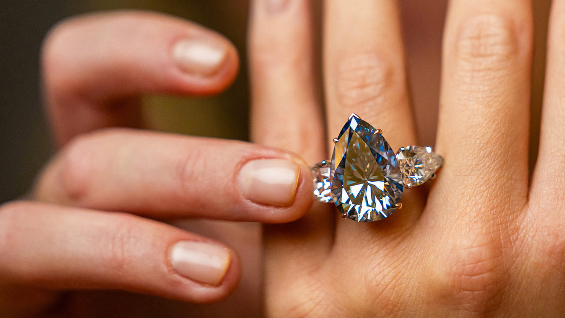 Venden un enorme diamante azul por más de 43 millones de dólares Venden un enorme diamante azul por más de 43 millones de dólares