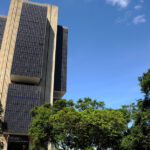 Banco Central de Brasil exige educación financiera en instituciones para prevenir deudas y fraudes