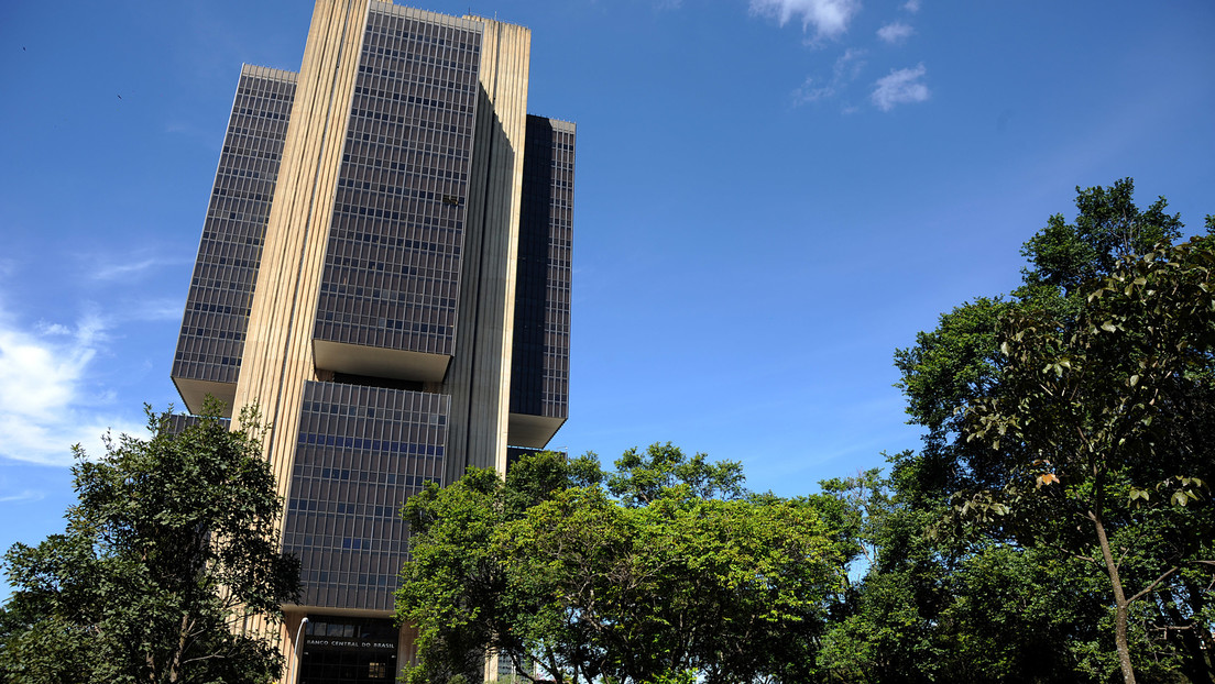 Banco Central de Brasil exige educación financiera en instituciones para prevenir deudas y fraudes