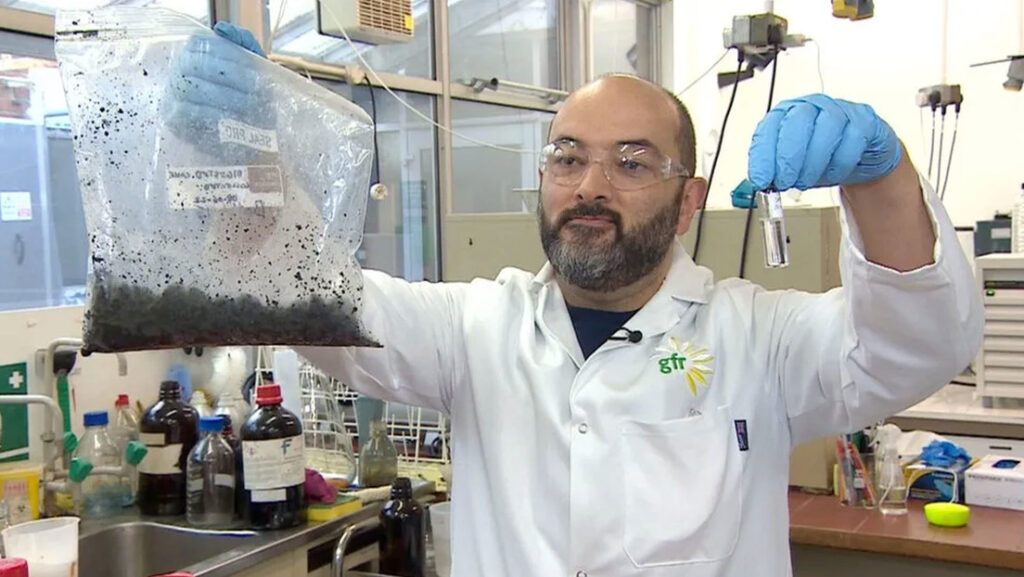 Desarrollan "biocrudo" para aviones a partir de excrementos humanos