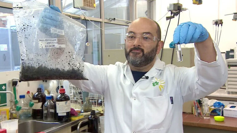 Desarrollan "biocrudo" para aviones a partir de excrementos humanos