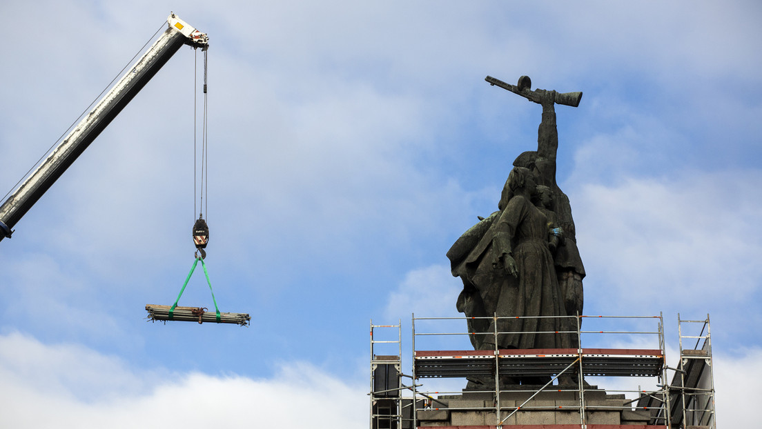 Desmantelan el monumento al Ejército Soviético en la capital búlgara