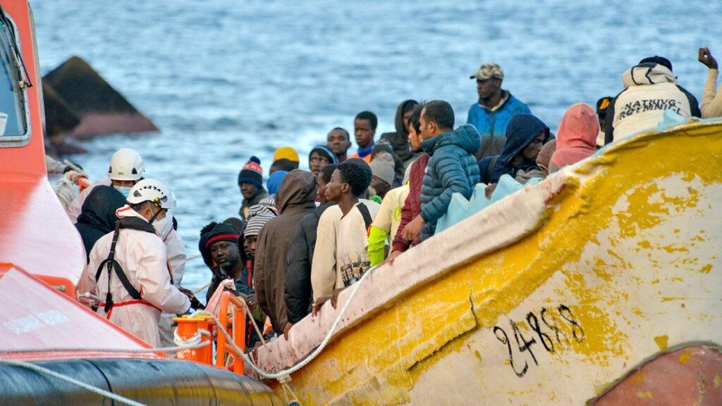 España rescata a más de 350 migrantes en siete embarcaciones en la ruta canaria en 24 horas