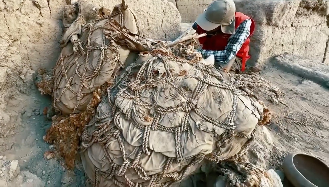 FOTOS: Hallan tres fardos funerarios de hace 500 años en una huaca al norte de Lima