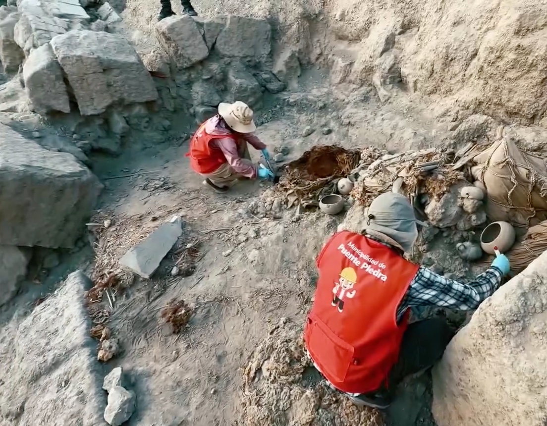 FOTOS: Hallan tres fardos funerarios de hace 500 años en una huaca al norte de Lima