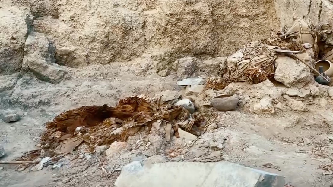 FOTOS: Hallan tres fardos funerarios de hace 500 años en una huaca al norte de Lima