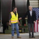 Joe Biden bromea diciendo que tiene un código para "hacer estallar el mundo"