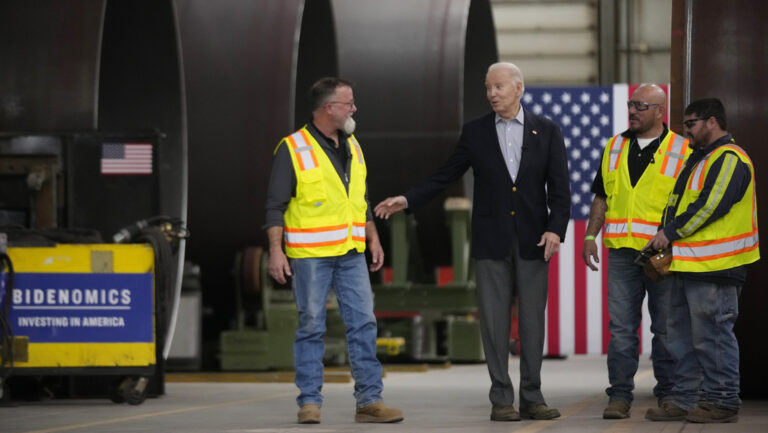 Joe Biden bromea diciendo que tiene un código para "hacer estallar el mundo"