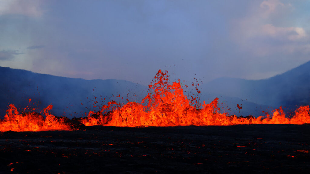 La erupción de un volcán en Islandia causa una evacuación masiva (FOTOS, VIDEOS)