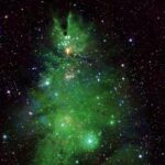 NASA captura imagen de un 'árbol navideño' formado por destellos estelares