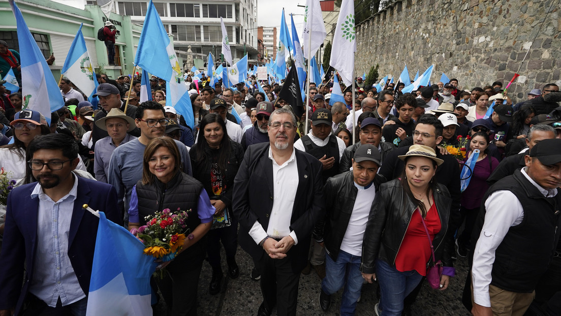 "¡Nunca más ese mundo de corrupción!": Arévalo cierra marcha en apoyo a la democracia en Guatemala