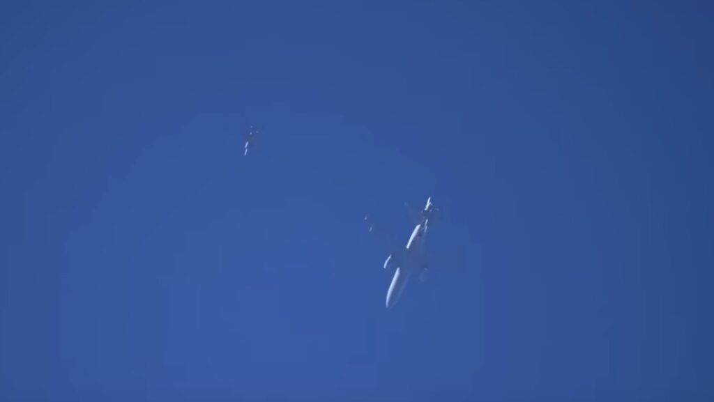 ¿Ovni o globo?: captan objeto no identificado volando cerca del avión presidencial de Biden (VIDEO)