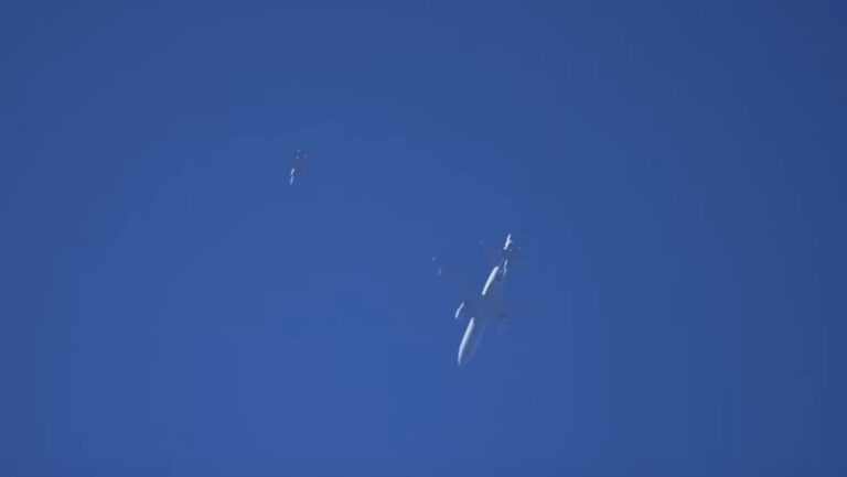 ¿Ovni o globo?: captan objeto no identificado volando cerca del avión presidencial de Biden (VIDEO)