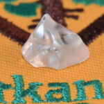 Recoge lo que cree que es un trozo de vidrio y descubre que es un diamante de más de 4 quilates