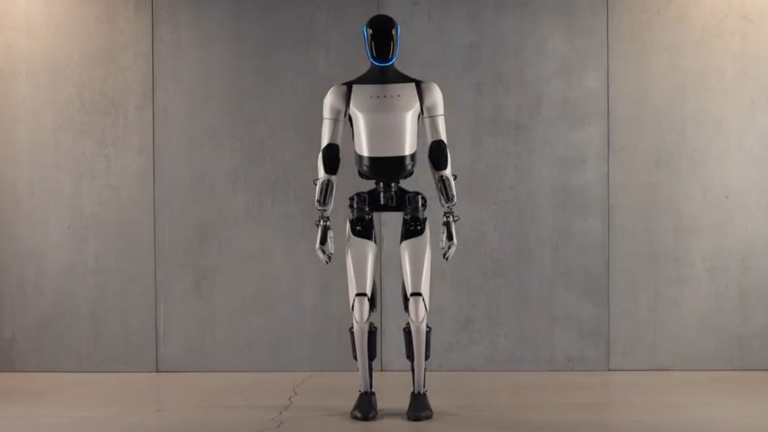 Tesla presenta la nueva versión de su robot humanoide autónomo (VIDEO)