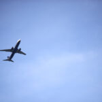 Un argelino logra volar hasta Francia en el tren de aterrizaje de un avión