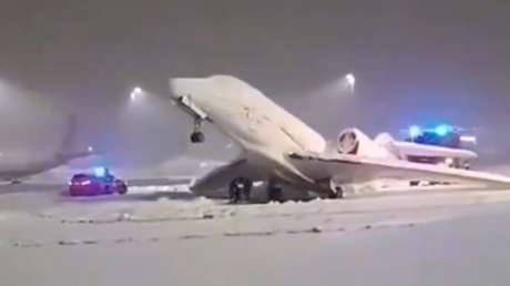 VIDEO: Un avión se congela en una pista de aterrizaje en Alemania