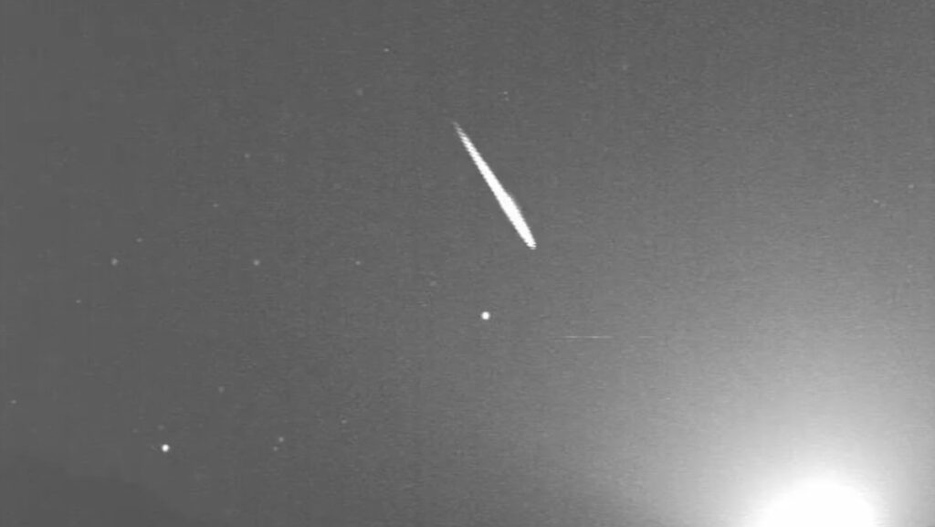 VIDEO: Captan un brillante meteoro de las gemínidas seguido de una potente explosión