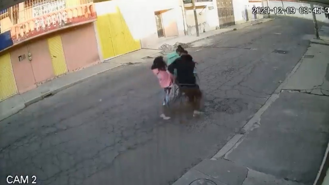 VIDEO: Madre en México se enfrenta a 'bolsazos' a un ladrón e impide que rapte a su hija