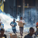 Anarquía total: incendios, violencia y saqueos durante violentos disturbios en Papúa Nueva Guinea