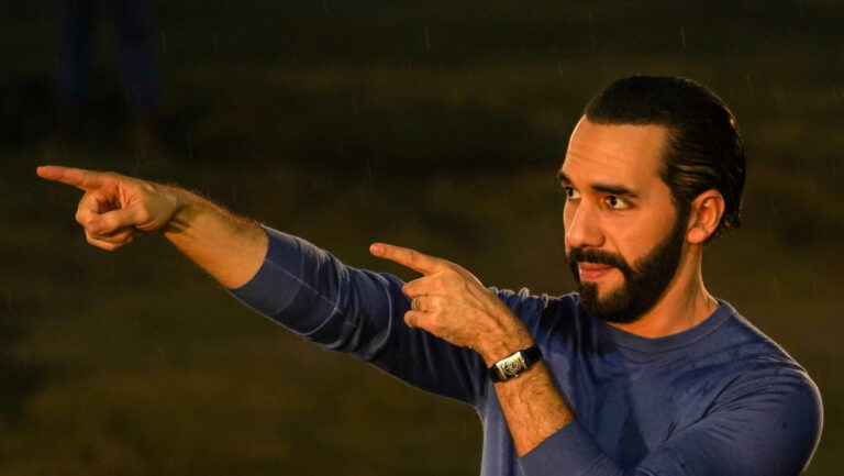 Bukele avisa a Milei: "se va a enfrentar con un sistema que no está de acuerdo con él"