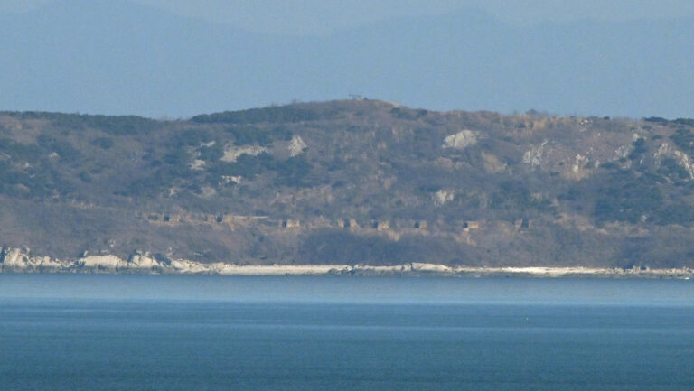 Corea del Norte dispara alrededor de 60 proyectiles de artillería cerca de la isla surcoreana de Yeonpyeong