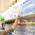 Descubren cientos de miles de nanoplásticos en el agua embotellada de EE.UU.