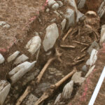 Descubren un raro cementerio medieval con 70 tumbas de personas de alto estatus en Reino Unido