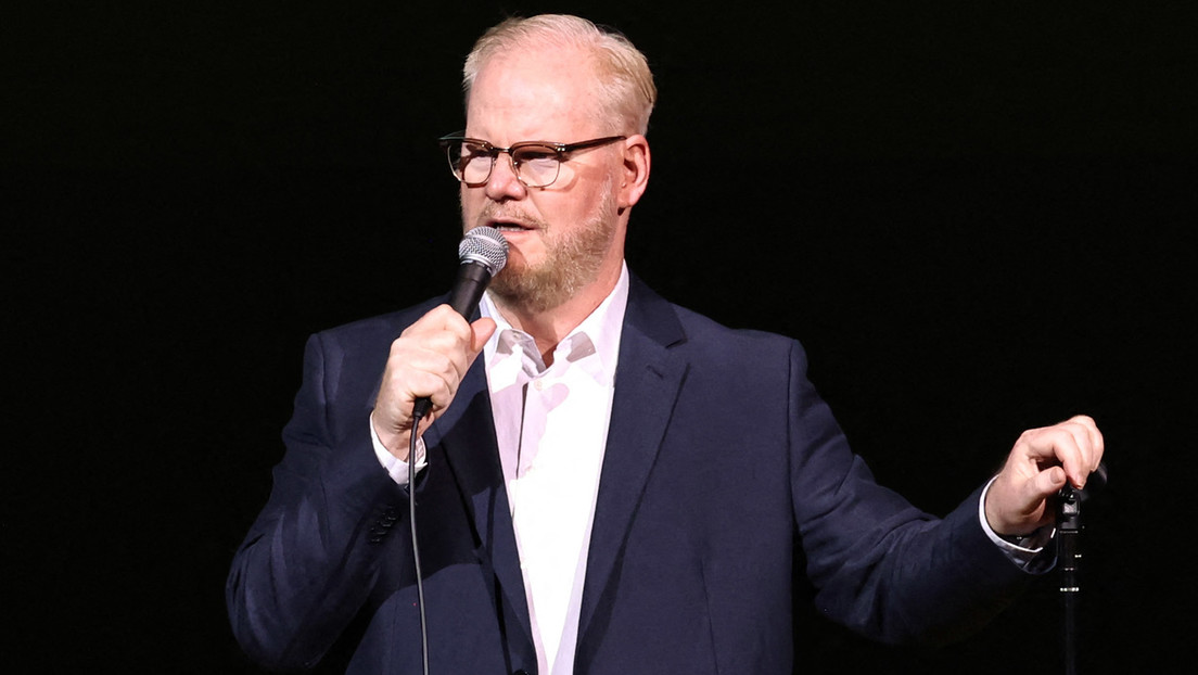 El cómico Jim Gaffigan bromea sobre la pedofilia a expensas de la élite de Hollywood en los Globos de Oro