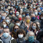 El jefe de la OMS insta a volver a las mascarillas y vacunarse contra el covid-19