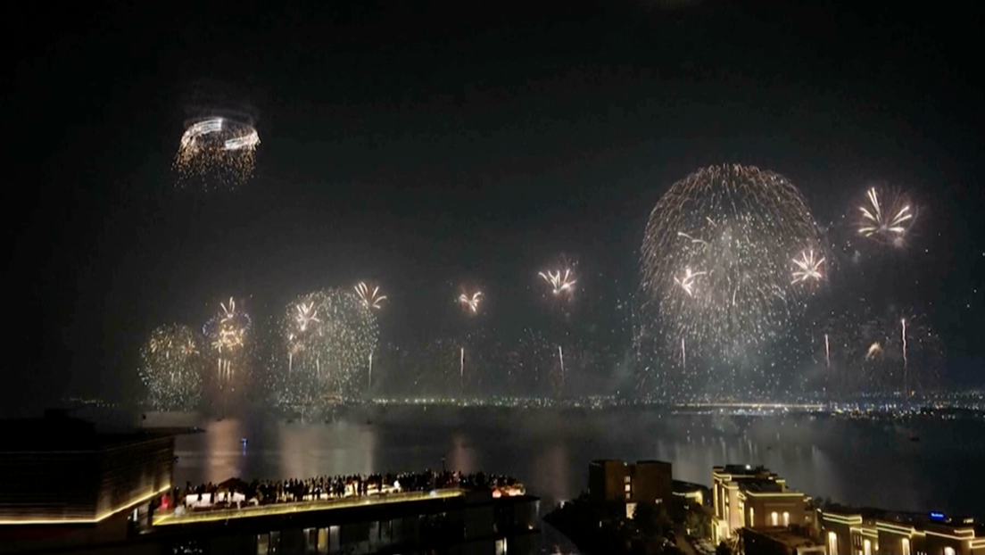 Emiratos Árabes Unidos bate dos récords Guinness con un espectáculo de fuegos artificiales y drones (VIDEO)