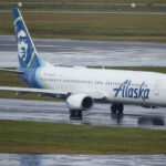 Encuentran tornillos sueltos en otros aviones Boeing tras el incidente de Alaska Airlines