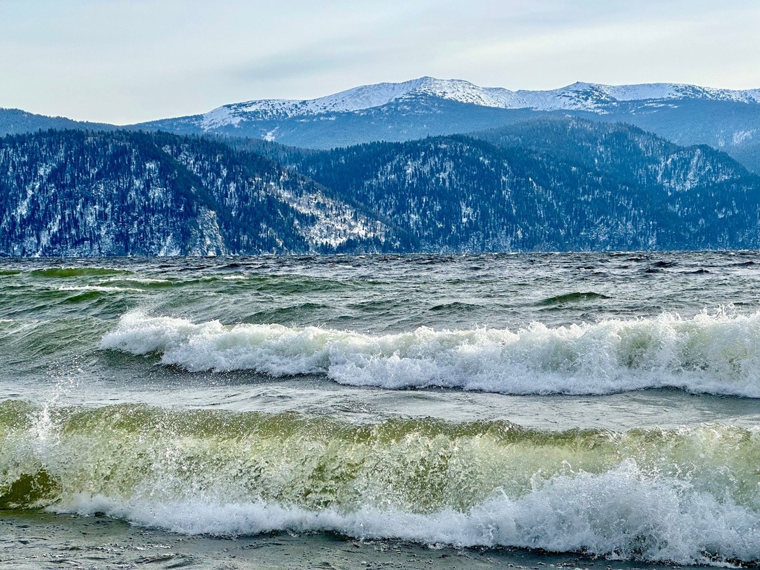 Esculturas de hielo aparecen en la orilla de un lago en la región rusa de Altái (FOTOS)