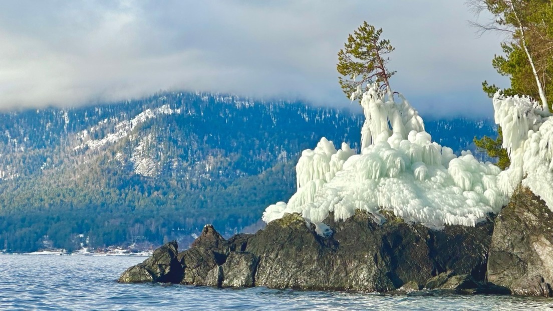 Esculturas de hielo aparecen en la orilla de un lago en la región rusa de Altái (FOTOS)