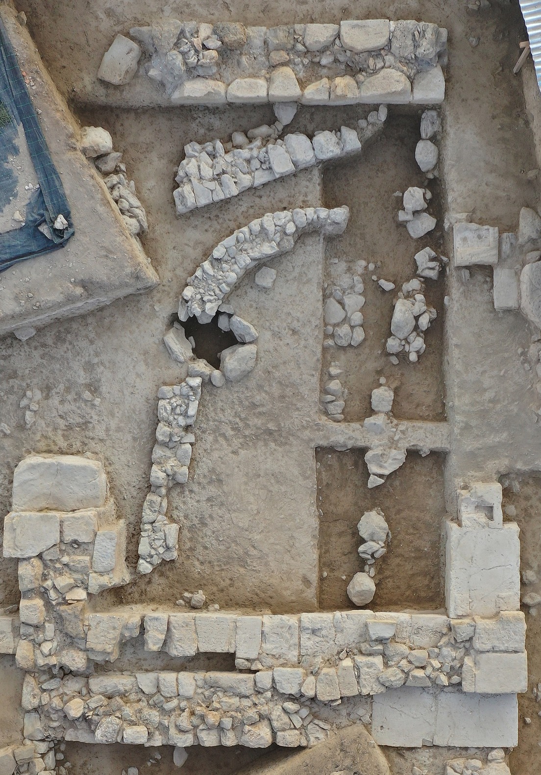 FOTOS: Un antiguo templo con tesoros de oro y joyas es desenterrado en Grecia