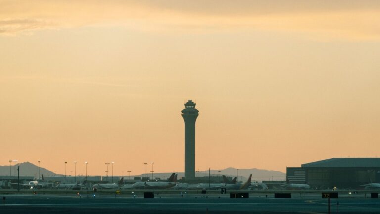 Hallan a un hombre muerto dentro del motor de un avión en un aeropuerto de EE.UU.