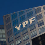 Jueza de EE.UU. rechaza pedido de Argentina y podrían comenzar embargos por expropiación de YPF