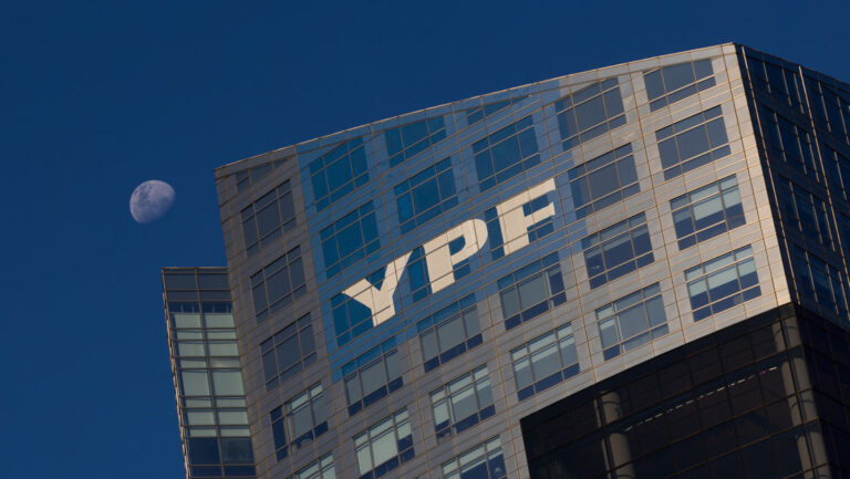 Jueza de EE.UU. rechaza pedido de Argentina y podrían comenzar embargos por expropiación de YPF