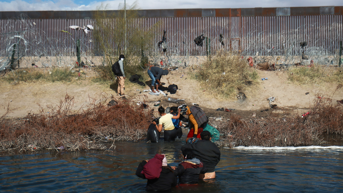 La Guardia Nacional de Texas bloquea una sección de la frontera entre EE.UU. y México (VIDEOS)