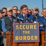Líder de la Cámara de Representantes de EE.UU.: Crisis en la frontera con México es culpa de Biden