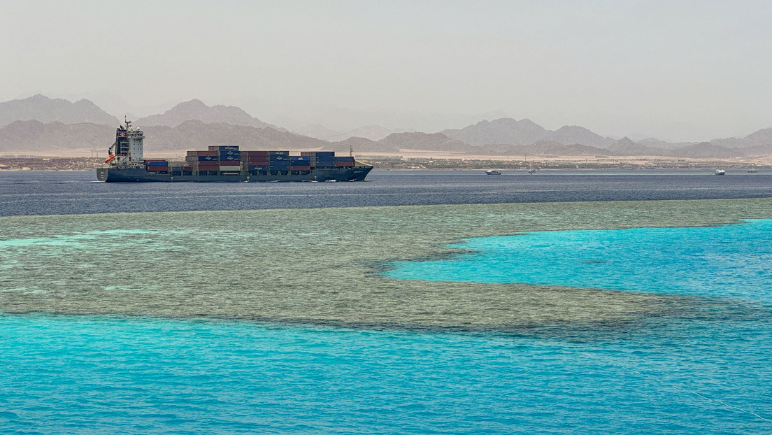 Los hutíes proponen a los barcos un método "sencillo y económico" para evitar sus ataques