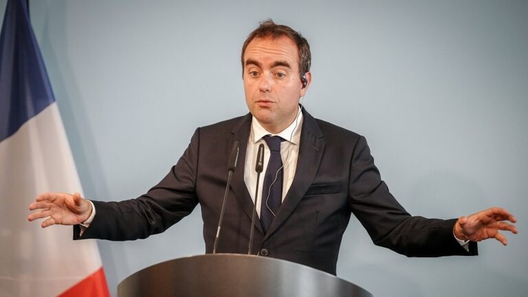 Ministro de Defensa de Francia admite que hay franceses luchando en Ucrania: "no podemos prohibírselo"